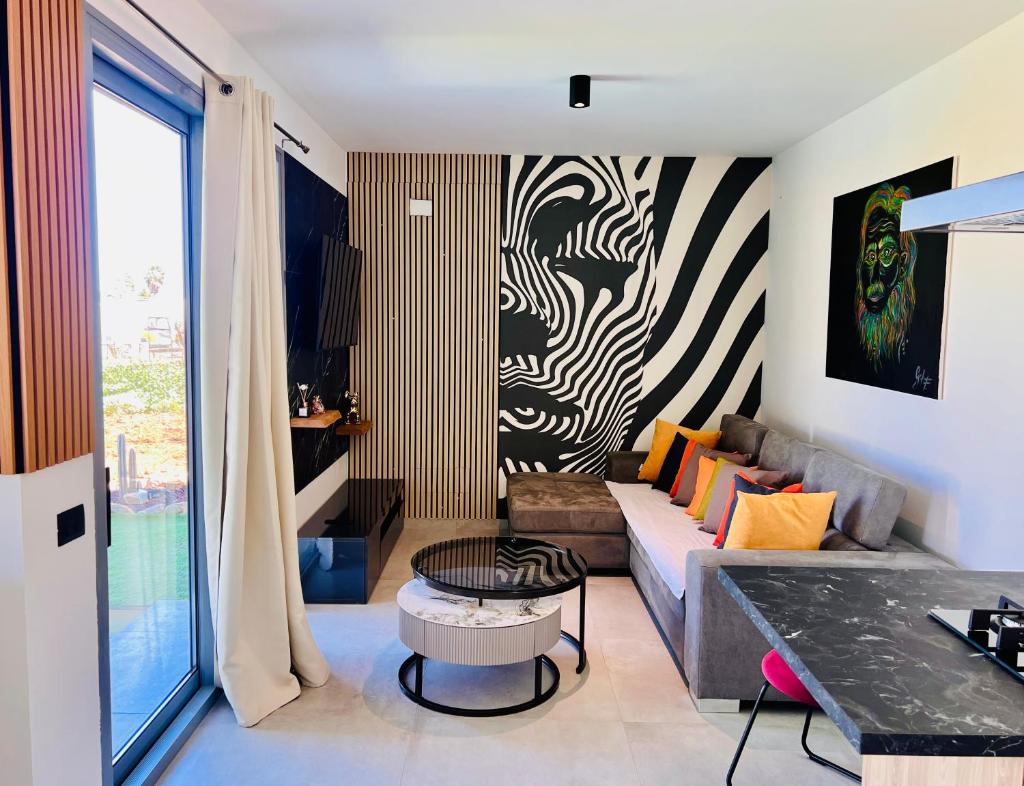 un salon avec un canapé et une table dans l'établissement Dimora Masi di GN Real Escapes, à Castellammare del Golfo