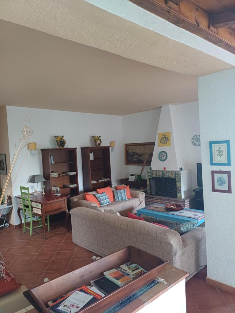 un salon avec un canapé et une table dans l'établissement Casa il Faro villa con piscina, à Castelmola