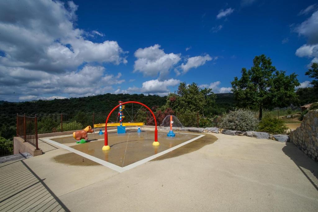 une aire de jeux pour enfants avec une aire de jeux dans l'établissement Domaine de Chadeyron, à Lagorce