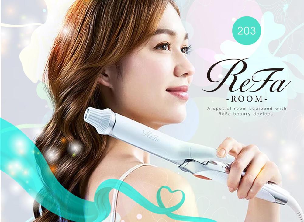 une femme tient un sèche-cheveux électrique dans l'établissement HOTEL SOLA Yame-ADULT ONLY-, à Chikugo