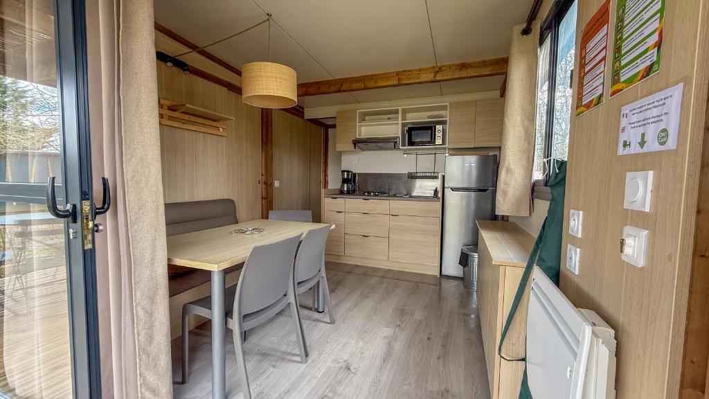 Cuisine ou kitchenette dans l'établissement Camping Onlycamp le Champ d'été