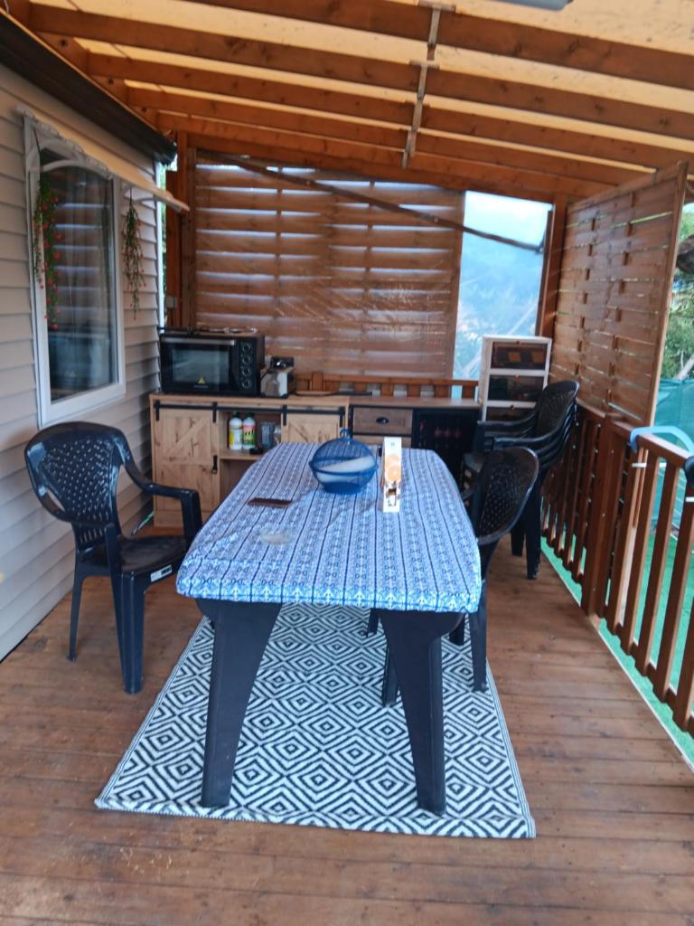 un patio avec une table et des chaises sur une terrasse dans l'établissement Claude et chris536, à La Roque-dʼAnthéron
