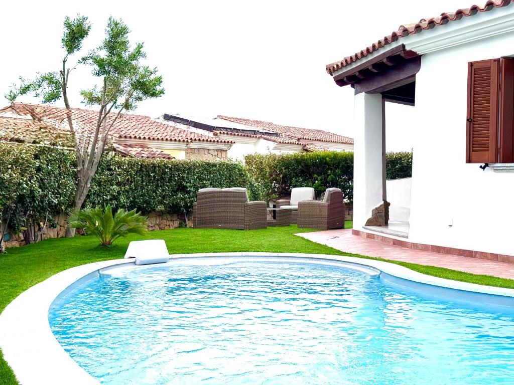 une piscine dans la cour d'une maison dans l'établissement Villa Nadia con piscina privata Budoni, à Tanaunella 20 autres photos