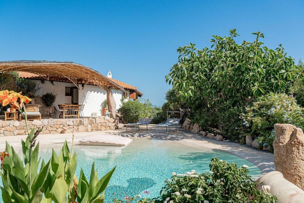 un complexe avec une piscine et un bâtiment dans l'établissement Villa Ninfea - sea view and relax, à Porto Taverna
