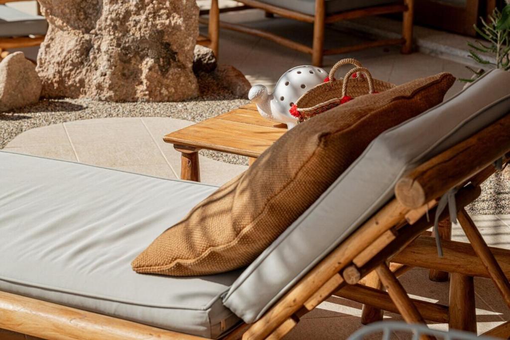 un matelas assis sur une chaise à côté d'une table dans l'établissement Villa Ninfea - sea view and relax, à Porto Taverna