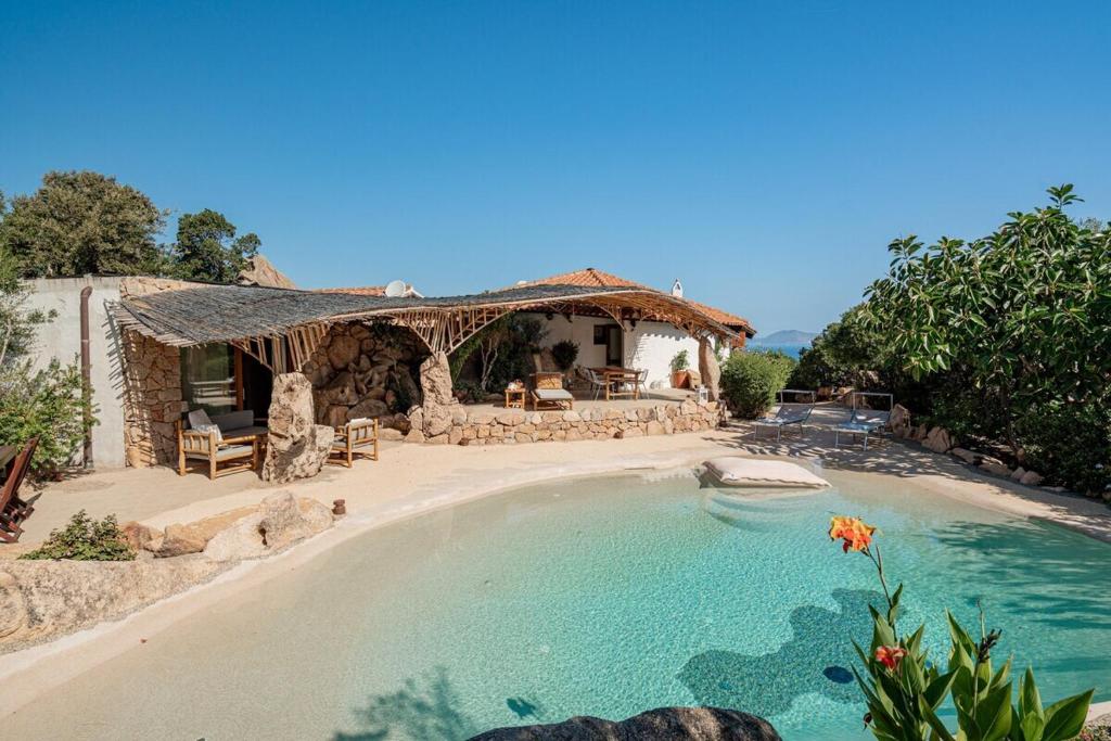 un complexe avec une piscine et une maison dans l'établissement Villa Ninfea - sea view and relax, à Porto Taverna 46 autres photos