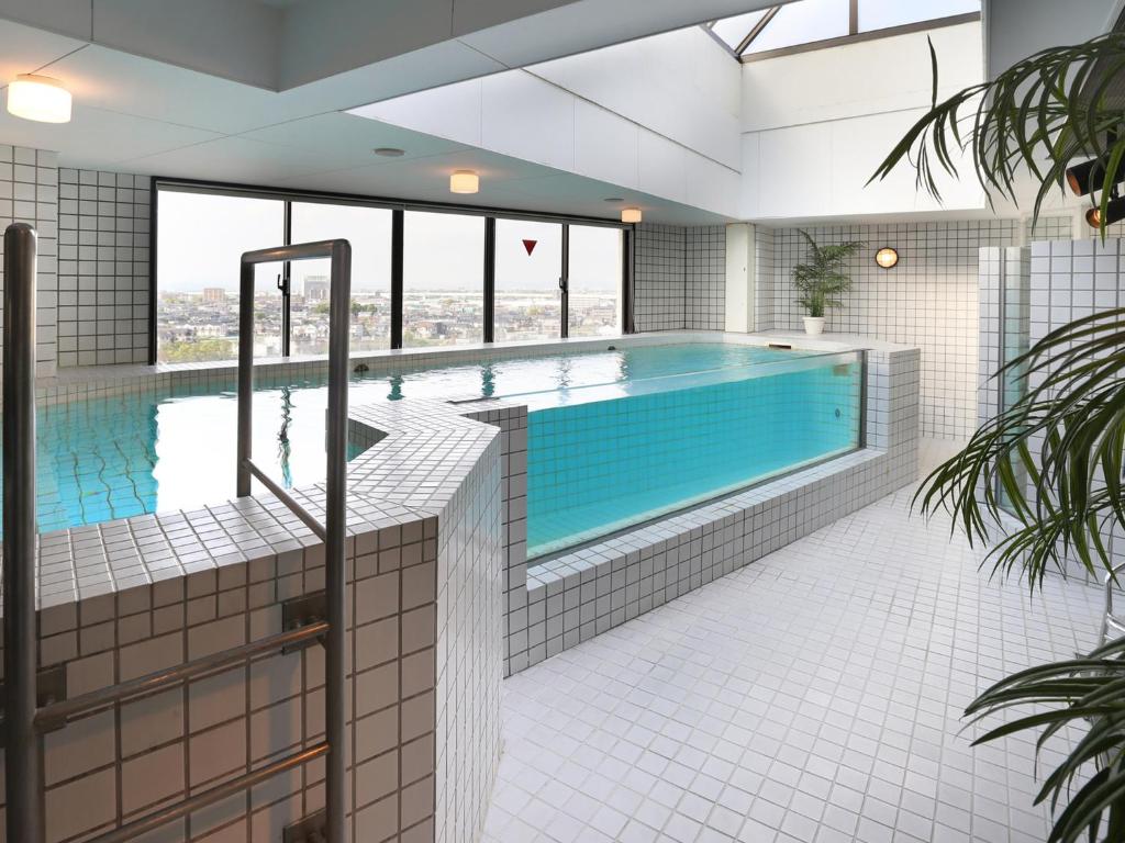 une grande piscine dans un immeuble dans l'établissement G HOTEL 一宮 -Hotel & Resorts-, à Inazawa 26 autres photos