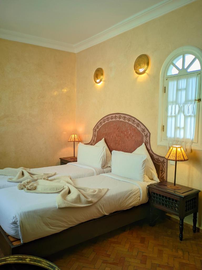 - une chambre avec deux lits, une fenêtre et deux lampes dans l'établissement La Fontaine Bleue, à Essaouira 32 autres photos