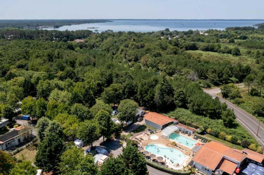 une vue aérienne d'une maison avec piscine dans l'établissement Camping 4 étoiles - Piscine - eebifg, à Parentis-en-Born