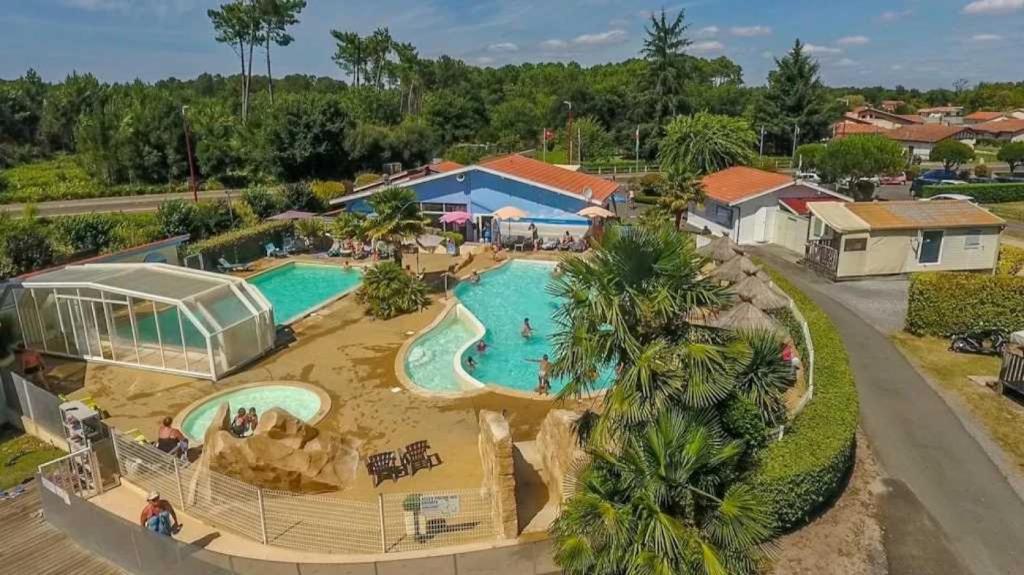 une vue aérienne d'une piscine dans un complexe hôtelier dans l'établissement Camping 4 étoiles - Piscine - eebifg, à Parentis-en-Born