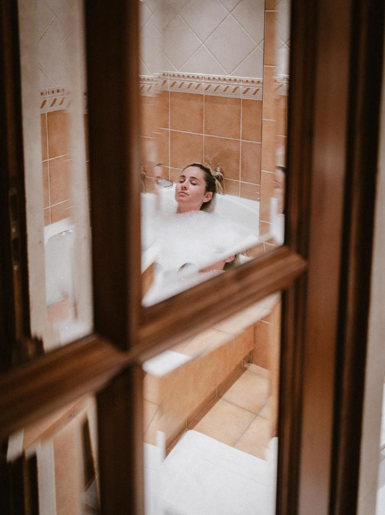 une femme est assise dans une baignoire dans l'établissement Hôtel de la Loze, à Courchevel