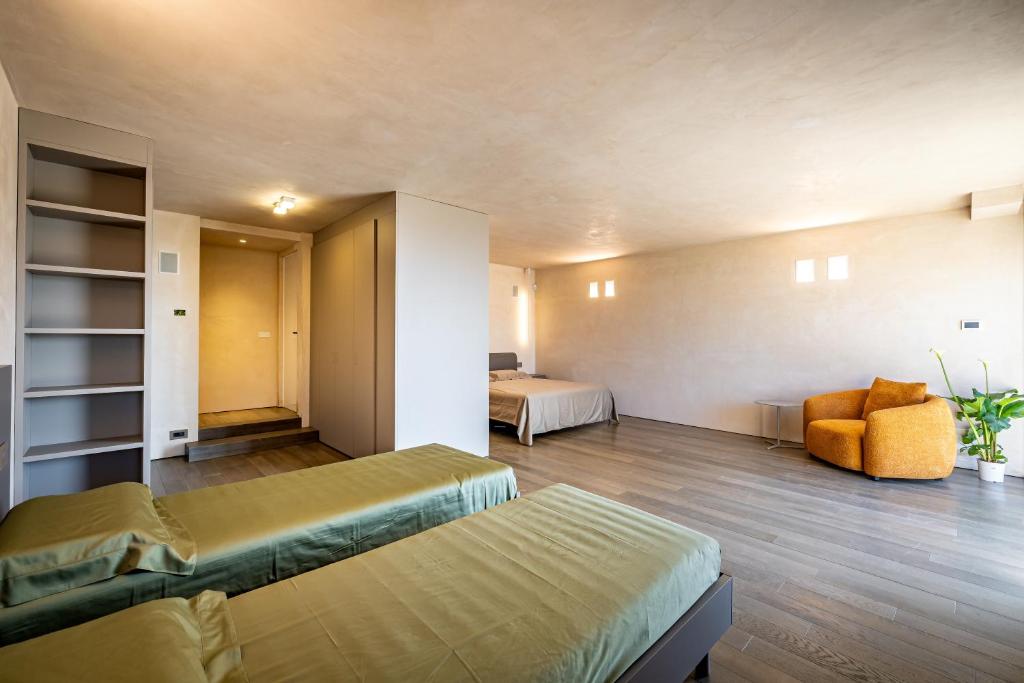 une chambre d'hôtel avec deux lits et une chambre dans l'établissement YD exclusive design villa Agati, à Castiglion Fiorentino