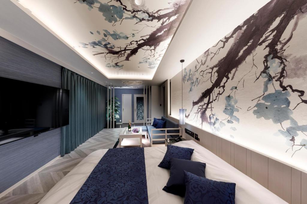 - une chambre avec un grand lit et une grande peinture au plafond dans l'établissement HOTEL 翠 sui -TIMELESS GARDEN-, à Koshido