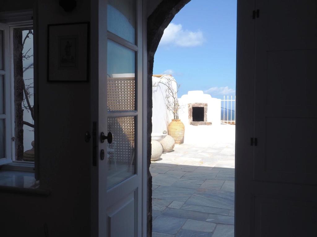 The Palm Rock, Finikia Santorini 3