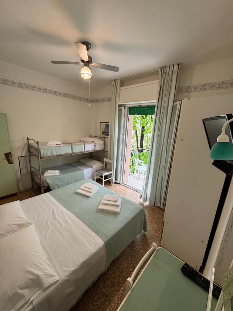 une chambre avec deux lits superposés et une fenêtre dans l'établissement Hotel Urania Nuova Gestione, à Rimini 64 autres photos