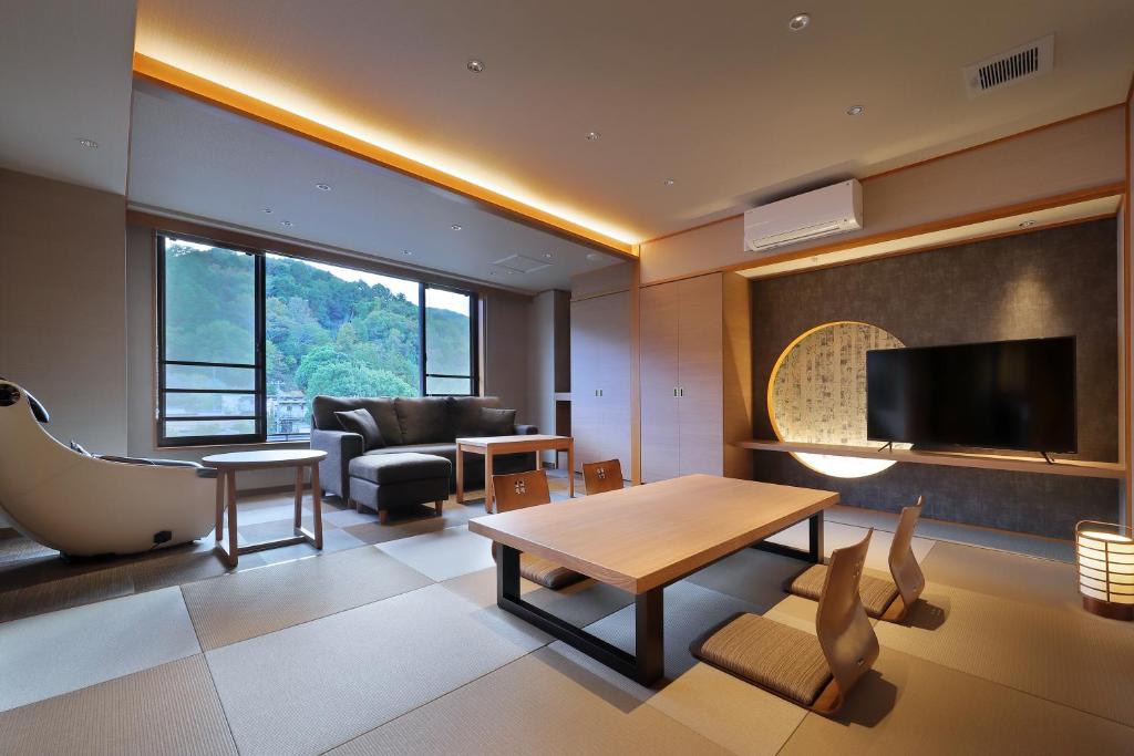 un salon avec un canapé et une table dans l'établissement Marukyu Ryokan, à Izu
