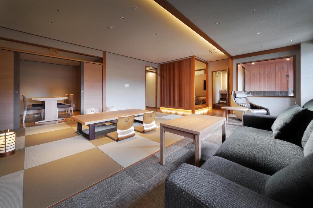 un salon avec un canapé et une table dans l'établissement Marukyu Ryokan, à Izu