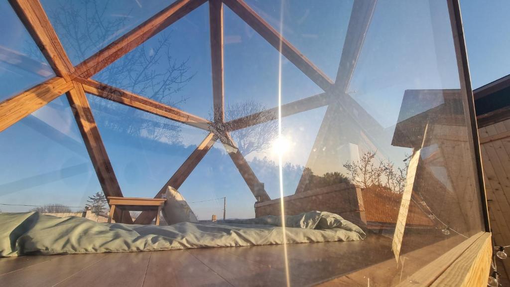 Cette chambre dispose d'une fenêtre bien exposée. dans l'établissement La bulle ico, à Valensole