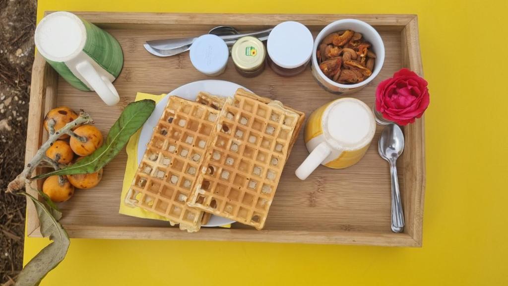 - un plateau avec des gaufres et d'autres aliments sur une table dans l'établissement La bulle ico, à Valensole