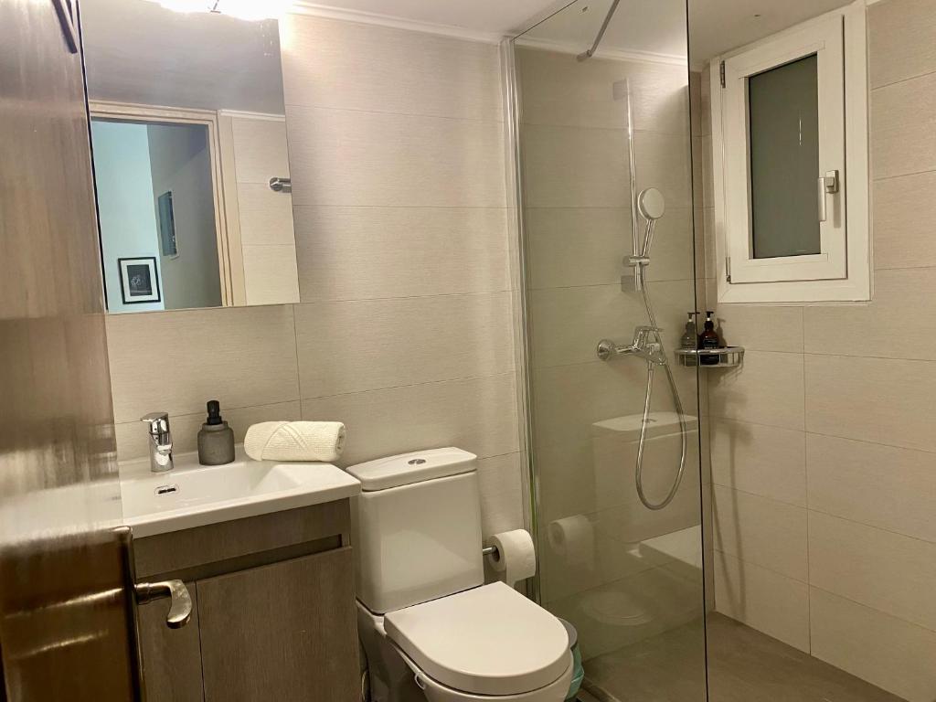 Cozy & Connected, Walk to Culture, Metro in Minutes 3