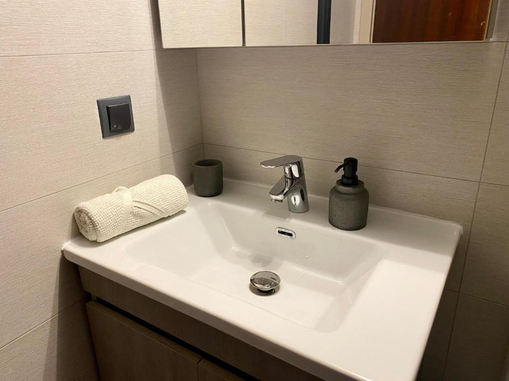 Cozy & Connected, Walk to Culture, Metro in Minutes 8
