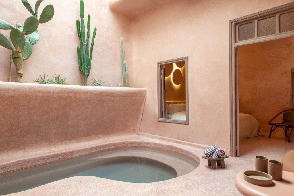d'une salle de bains avec bain à remous dans la chambre dans l'établissement Riad Brummell Medina, à Marrakech 37 autres photos