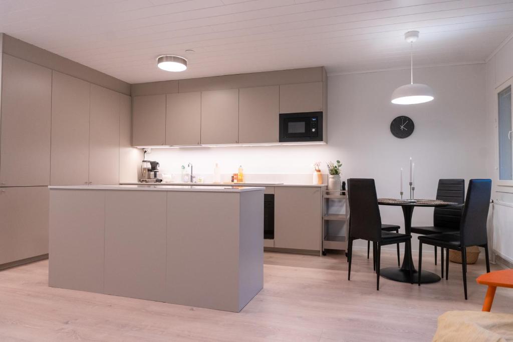 Large renovated townhouse with sauna and patio 8