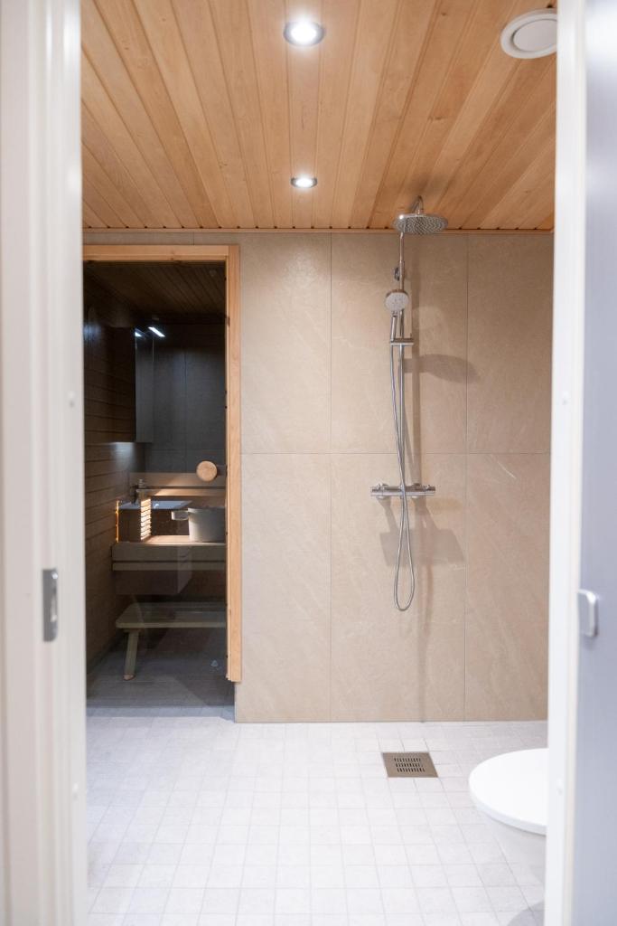 Large renovated townhouse with sauna and patio 7