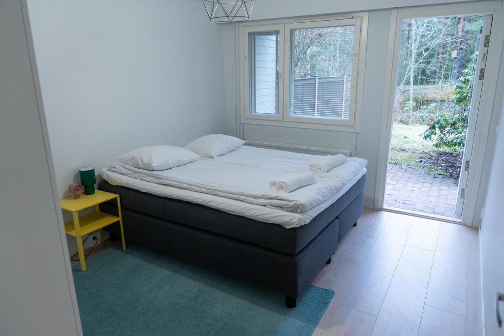 Large renovated townhouse with sauna and patio 6