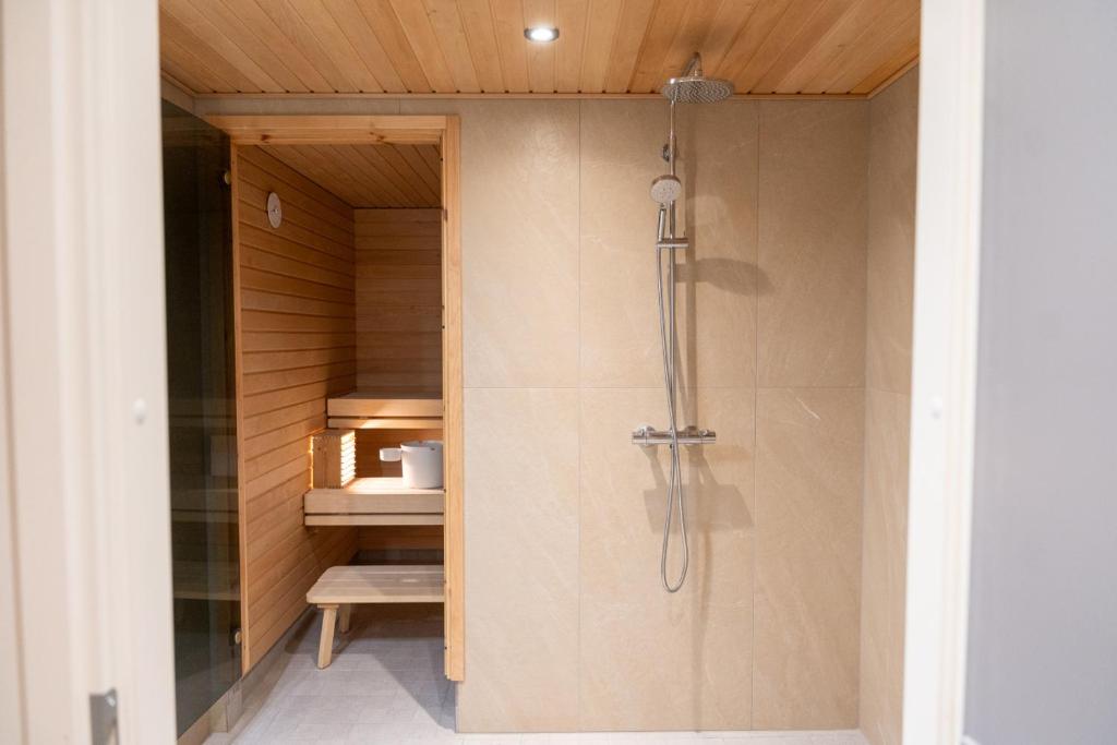 Large renovated townhouse with sauna and patio 3