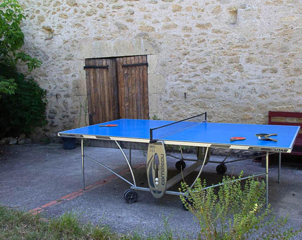 - une table de ping-pong bleue devant un bâtiment dans l'établissement La Dorépontaise YOURTE MONGOLE, à Pondaurat 30 autres photos