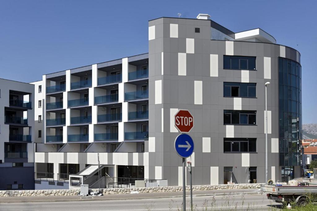 Modern Cityscape 2-Bedroom Terrace apartment 5
