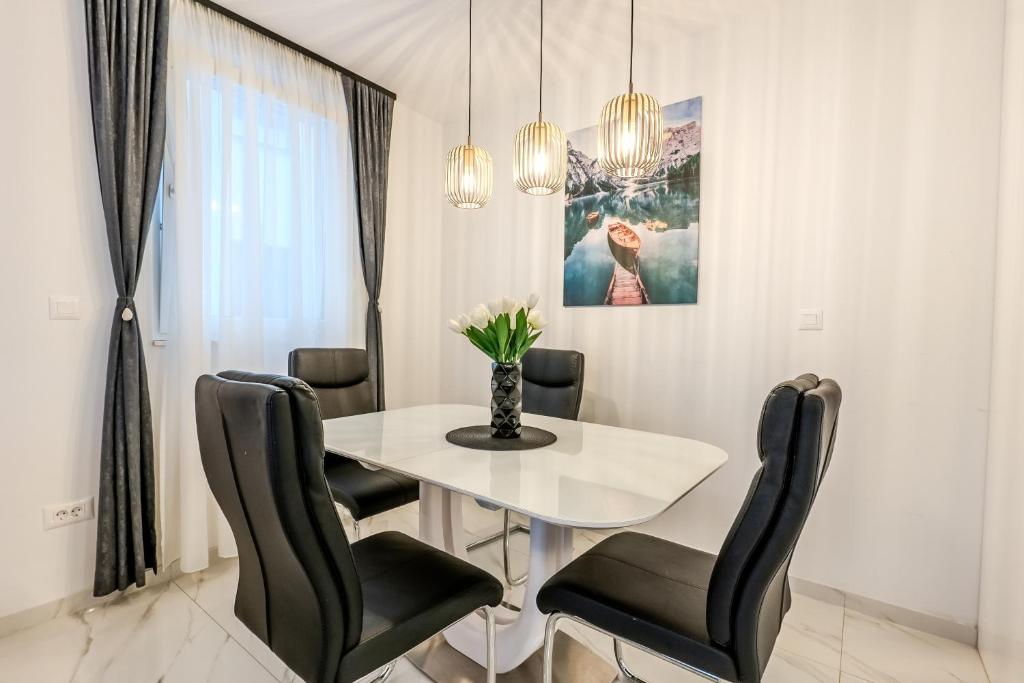 Modern Cityscape 2-Bedroom Terrace apartment 8