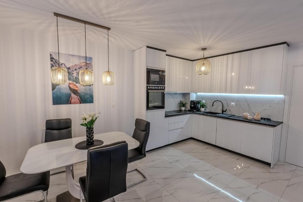 Modern Cityscape 2-Bedroom Terrace apartment 4
