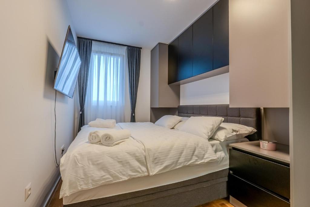 Modern Cityscape 2-Bedroom Terrace apartment 2