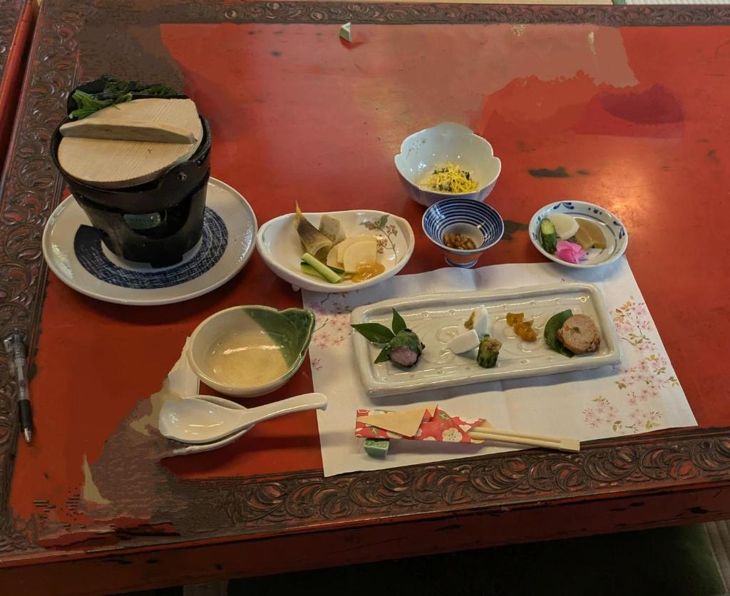 une table recouverte de assiettes et de bols de nourriture dans l'établissement Tsubakiso, à Nara