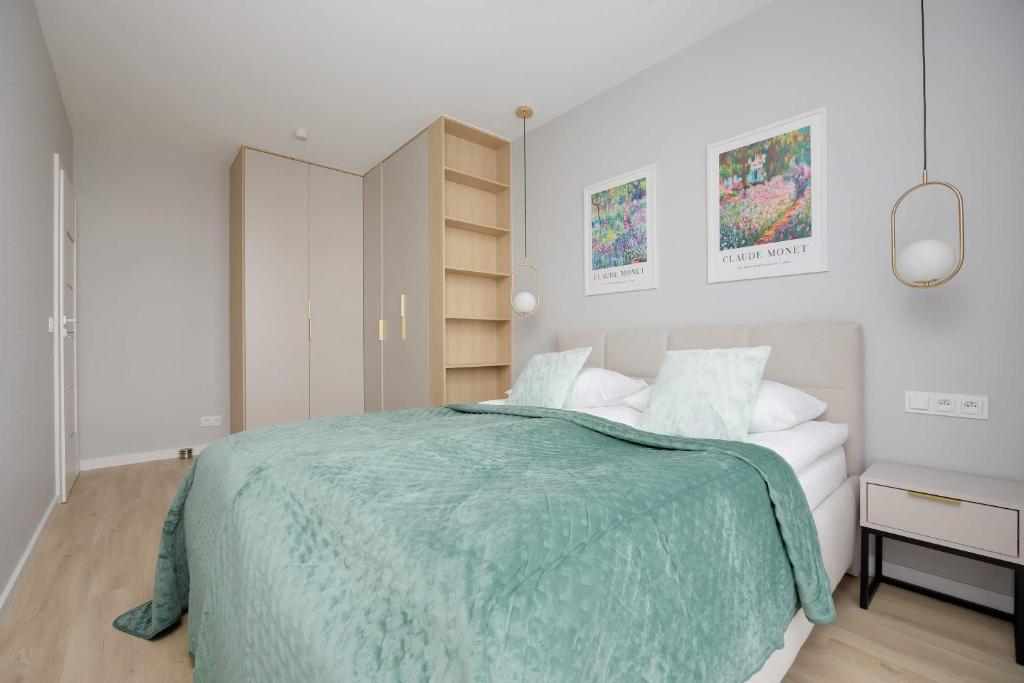 Spacious Apartment with Parking on Grochów by Noclegi Renters 4