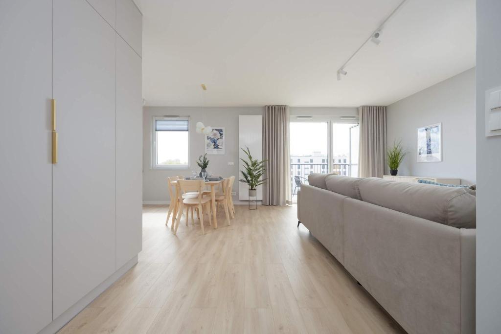 Spacious Apartment with Parking on Grochów by Noclegi Renters 7