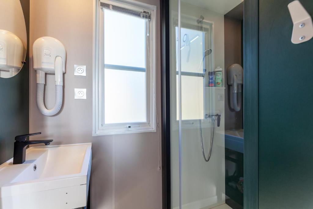 une salle de bain avec un lavabo et une douche dans l'établissement Camping Lou Soulei 218, à Carry-le-Rouet