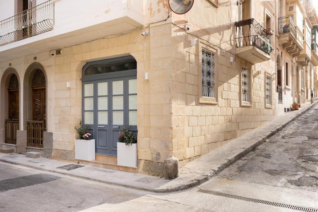 Charming Stay in the 3 Cities 6