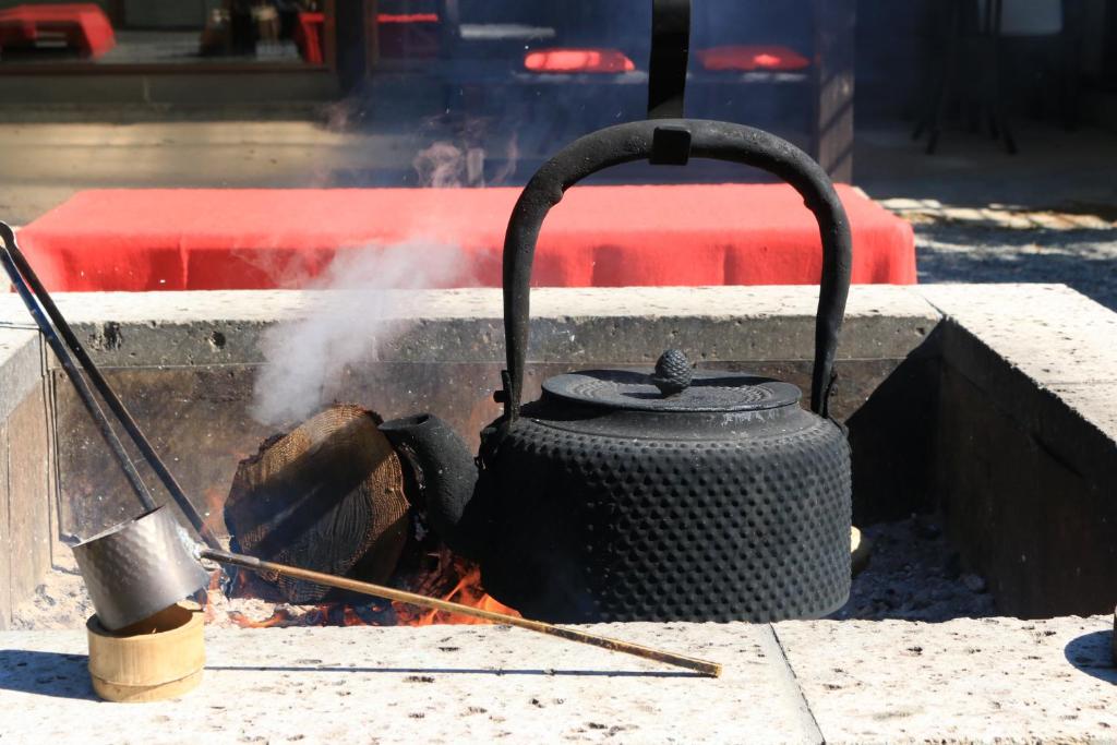 Un pot est en feu dans une rue dans l'établissement Itamuro Onsen Daikokuya, à Nasushiobara