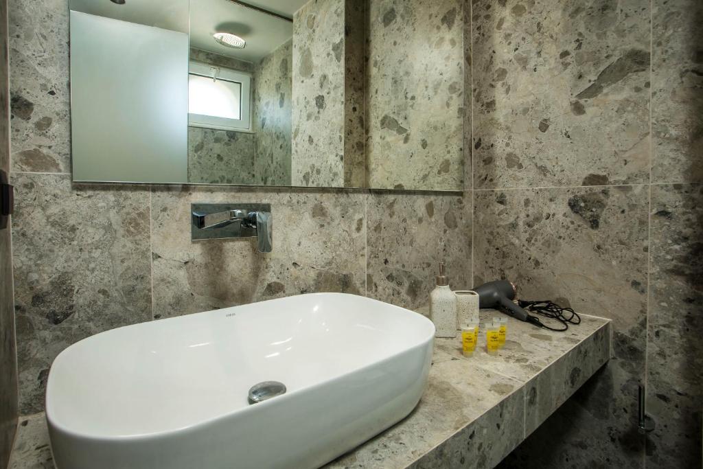 Dias Studios & Suites 8