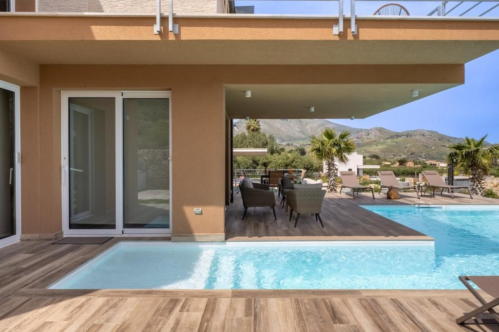 une maison avec une piscine et une terrasse dans l'établissement Villa Soho, à Balata di Baida