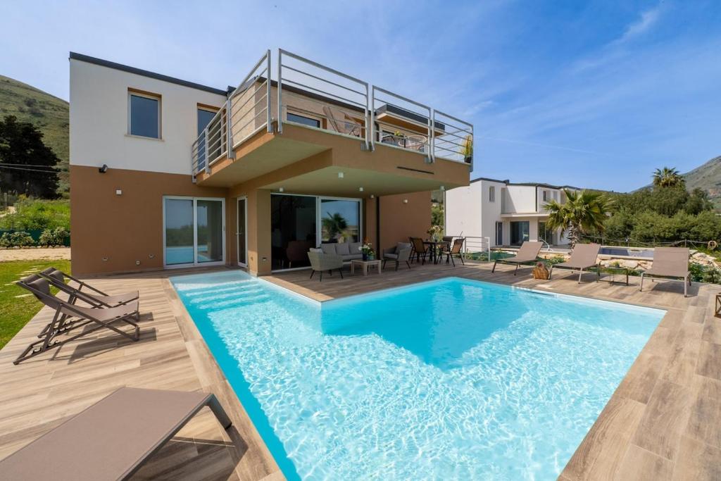 une villa avec piscine devant une maison dans l'établissement Villa Soho, à Balata di Baida