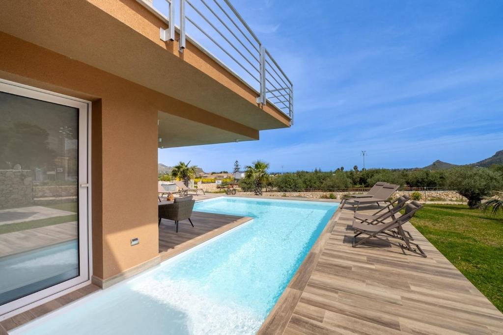 une piscine dans l'arrière-cour d'une maison dans l'établissement Villa Soho, à Balata di Baida
