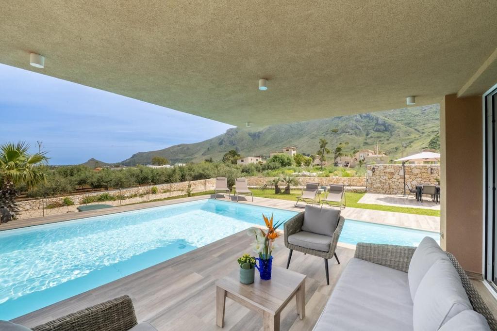 Cette villa dispose d'une piscine avec vue. dans l'établissement Villa Soho, à Balata di Baida