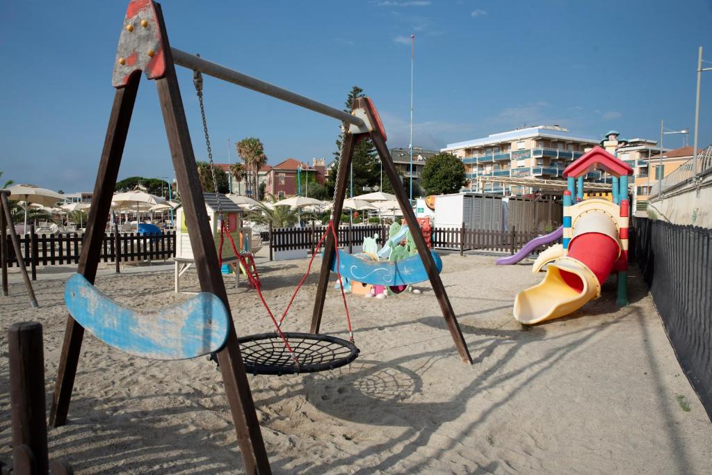 une aire de jeux avec différents types d'équipements dans l'établissement Hotel Garden Lido, à Loano