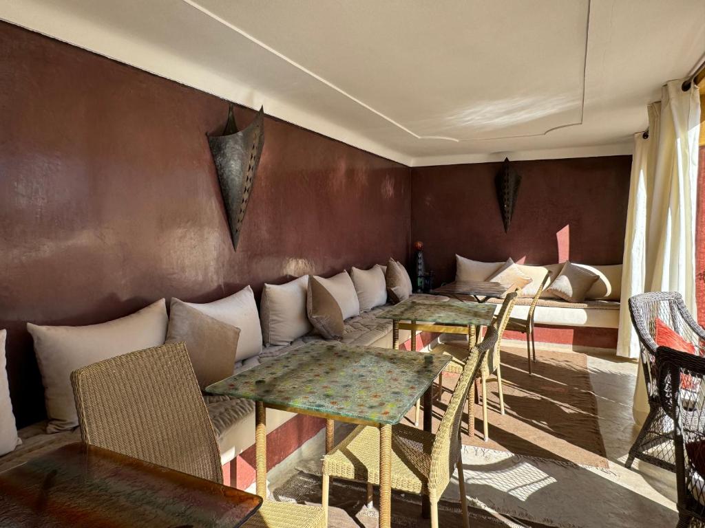 - un salon avec deux tables et un canapé dans l'établissement Riad Azzar, à Marrakech