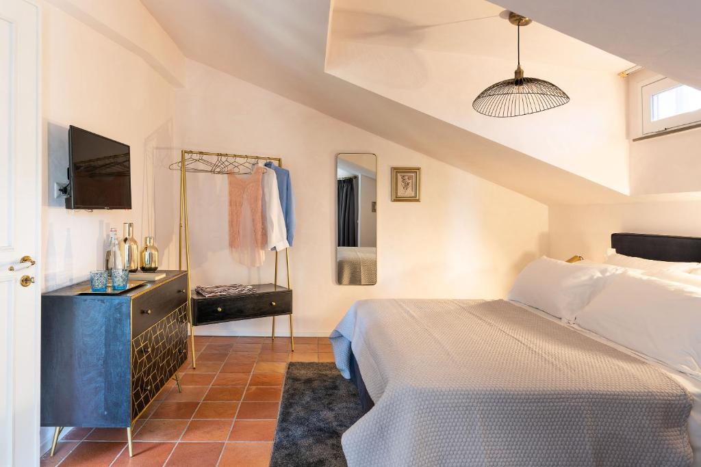 - une chambre avec un lit king-size et une commode dans l'établissement La Vittoria Sicilian Villa, à Trecastagni