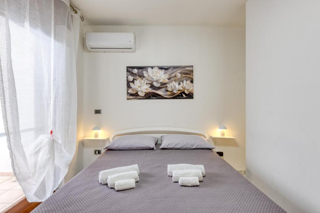 une chambre avec un lit avec deux serviettes dessus dans l'établissement Villa Urso, à Ugento 26 autres photos